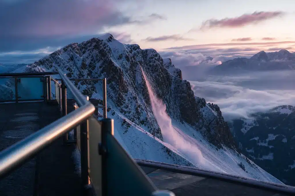 Avalanche Prognose 2026: AVAX-Szenarien, wichtige Kursmarken und Risiken 8 Schnee rutscht im Morgengrauen einen steilen Alpenhang hinab, Sinnbild für den AVAX-Kursrückgang seit dem Hoch