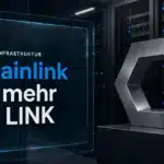 Chainlink Erklärung mit sechseckiger Metallskulptur vor verkabelten Serverschränken