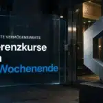 Chainlink Preisfeeds: Sechseckige Metallskulptur vor dem geschlossenen Eingang einer Börse bei Nacht