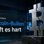 Gerissene Bitcoin-Skulptur aus Stahl als Symbol für Krypto Liquidationen bei Bitcoin-Long-Positionen