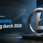 Silberne Litecoin-Skulptur in einer abgedunkelten Galerie als Sinnbild für die Litecoin Prognose 2026