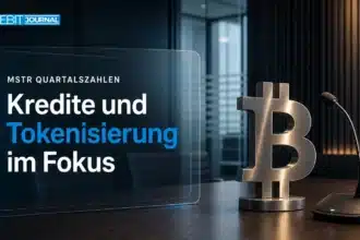 MSTR Quartalszahlen: Bitcoin-Metallskulptur und Mikrofon in einem leeren Konferenzraum