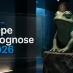 Grüne Froschskulptur auf einem Steinsockel als Symbol für die Pepe Prognose 2026