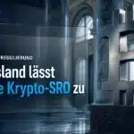 Bitcoin-Skulptur aus Metall in einer Bankhalle als Symbol für die neue Aufsicht über Russland Kryptobörsen
