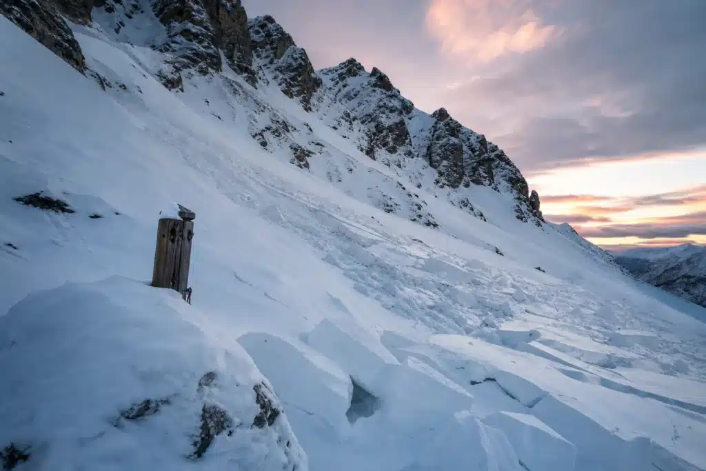 Schneehang nach einer Lawine im Morgengrauen als Symbol für den AVAX-Kursrückgang vom Allzeithoch