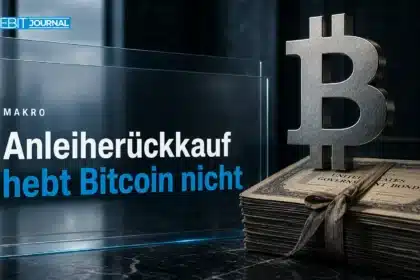 US-Anleiherückkauf: Bitcoin-Skulptur aus gebürstetem Metall neben einem Stapel alter Staatsanleihe-Urkunden