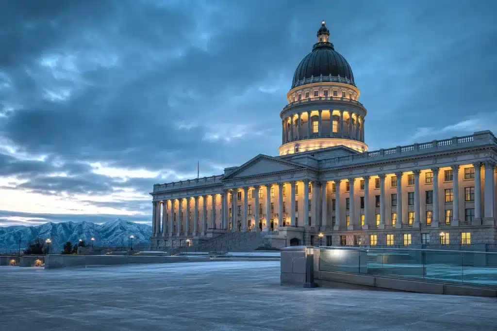 Kalshi Anklage in Utah: 14 Anklagepunkte gegen die Gründer 8 Kapitol eines US-Bundesstaats in der Abenddämmerung als Symbol für Utahs Vorgehen gegen einen Prognosemarkt